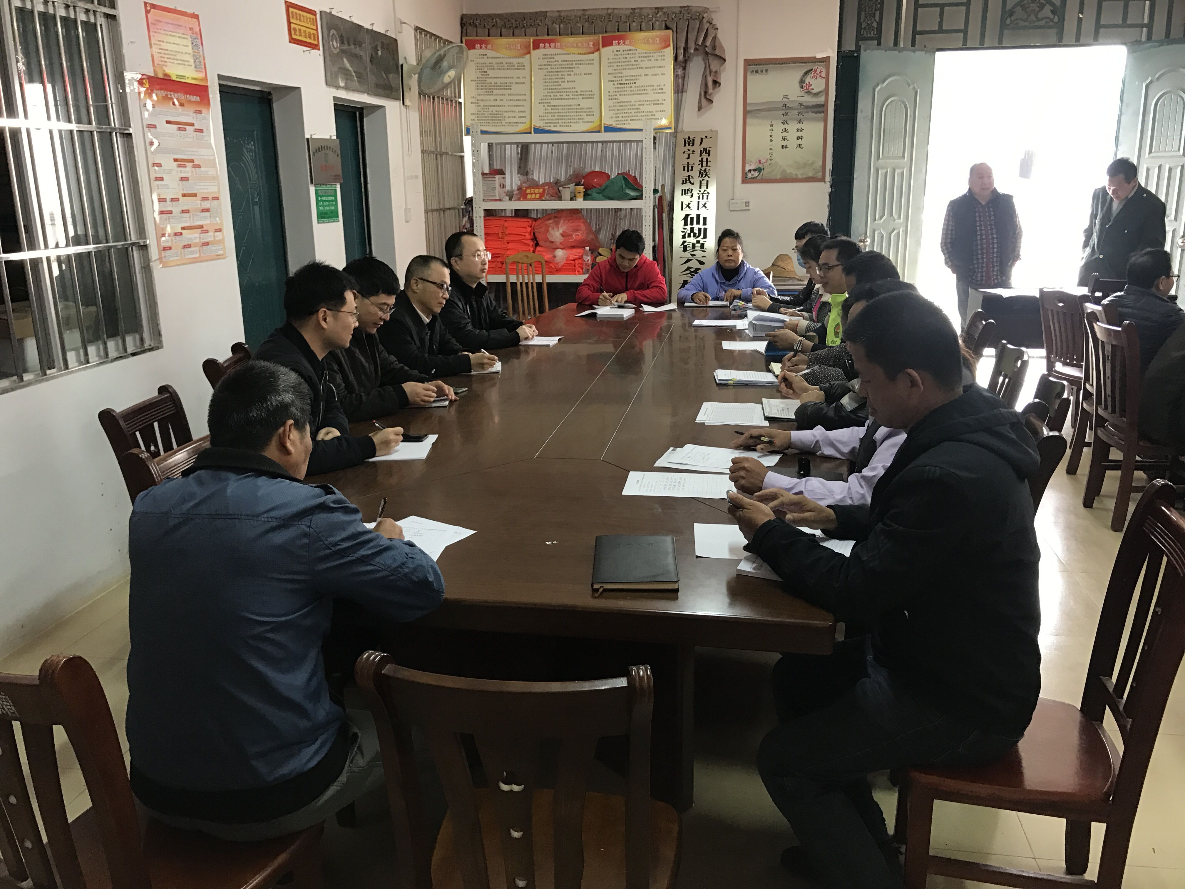 劉熾雄到仙湖鎮(zhèn)六冬村與村委新班子開(kāi)展座談會(huì).jpg