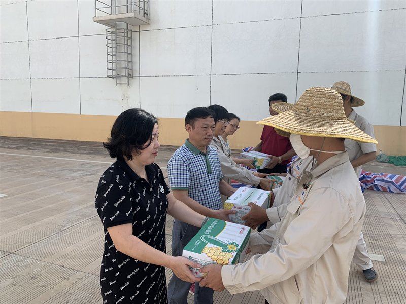 領導人員為防化人員送上清涼飲料（李悅悅）.jpg