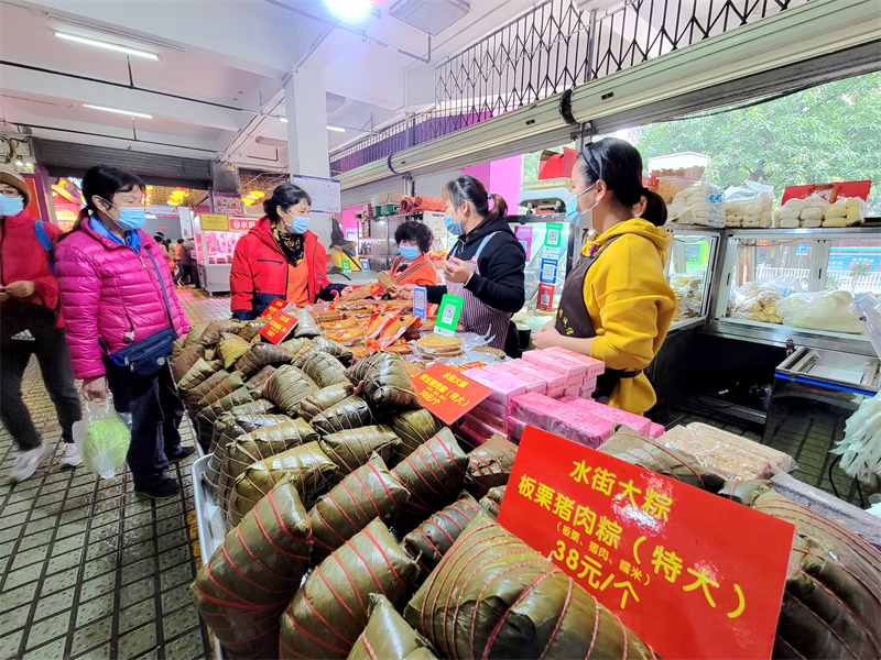 農(nóng)貿(mào)市場(chǎng)年貨商品豐富（拍攝：柒紅）.jpg