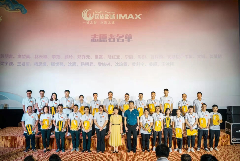 向服務工齡超30年的老職工致敬.jpg