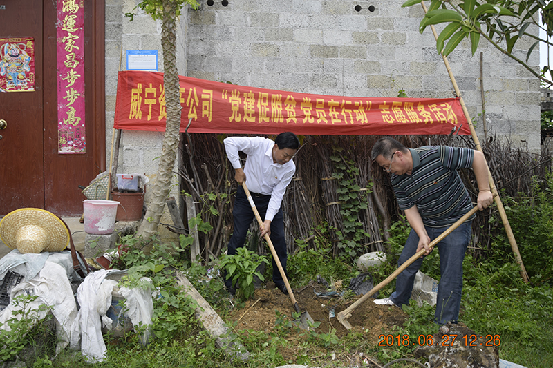 一幫一聯結隊樹植樹組，組員幫助2戶幫扶貧困戶在房前屋后閑置土地上種植果樹，為鄉(xiāng)村建設增添一抹綠色，進一步美化村容村貌。.JPG