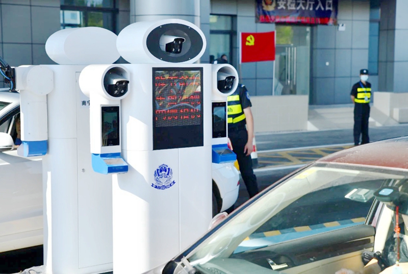 人臉識(shí)別機(jī)器對乘車人員進(jìn)行檢查（圖源：南寧公安微信公眾號(hào)）.jpg