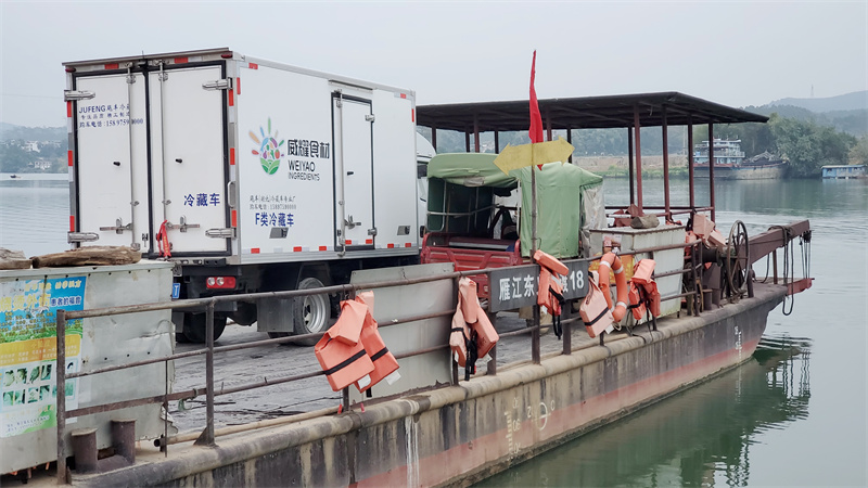 威耀食材冷鏈車(chē)乘渡輪過(guò)江去往學(xué)校（譚劍）.jpg