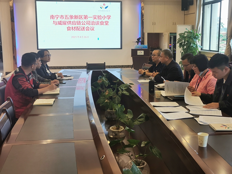 前往南寧市五象新區(qū)第一實驗小學現(xiàn)場簽約.jpg