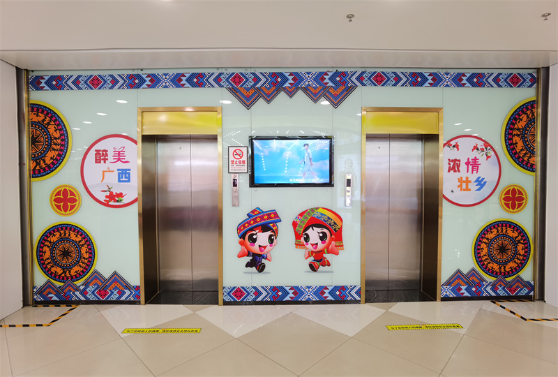 百貨朝陽(yáng)店電梯口“三月三”裝飾.jpg