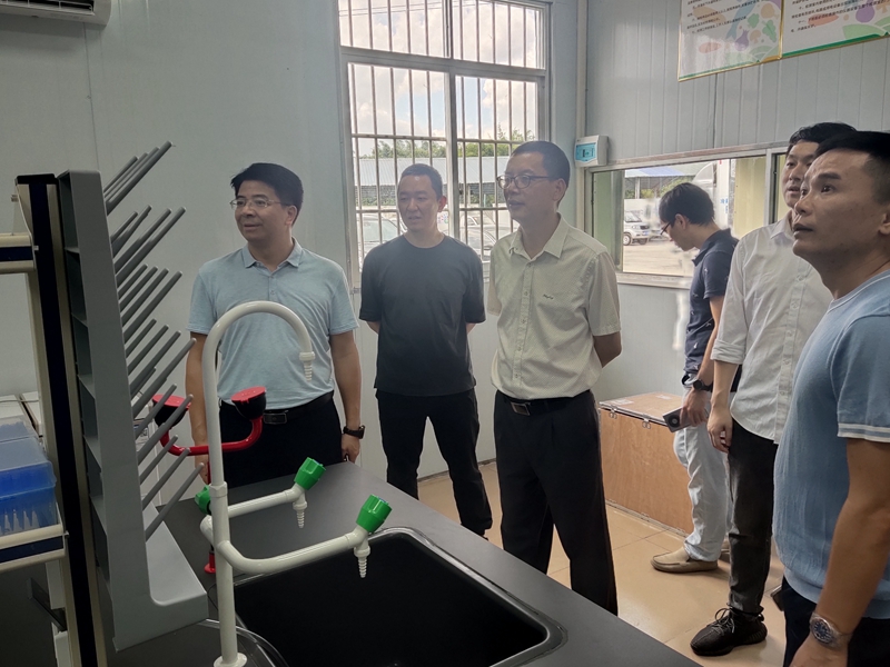 調(diào)研組檢查指導(dǎo)現(xiàn)場2.jpg