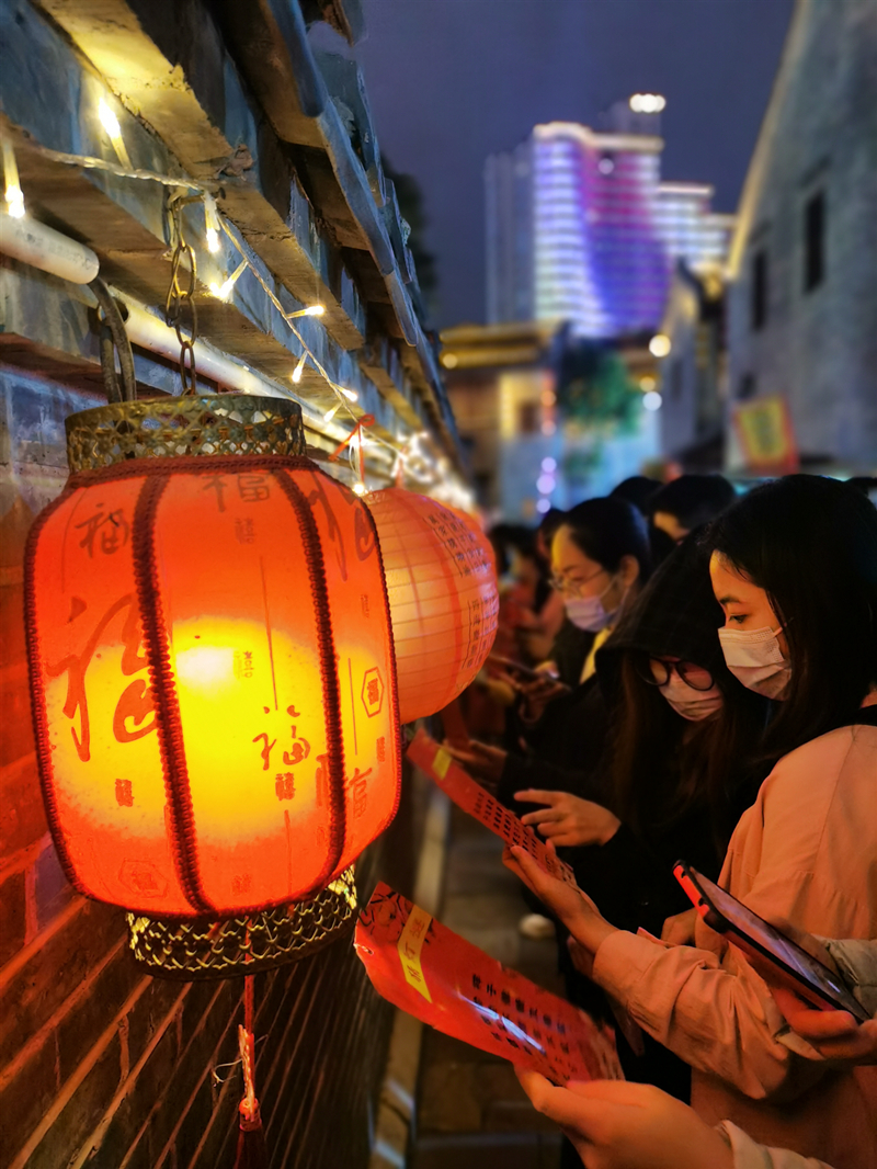 游客參與猜燈謎活動，在文化氛圍中歡度愉悅的元宵佳節(jié)_副本.jpg