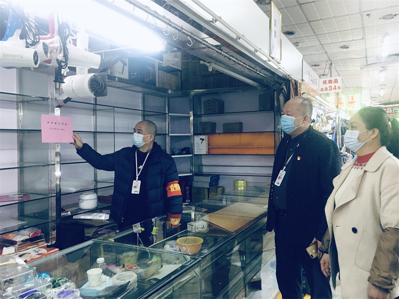 零距離傾聽商戶對商場管理服務(wù)方面的意見與建議(拍攝：蘭玉旭）.jpg