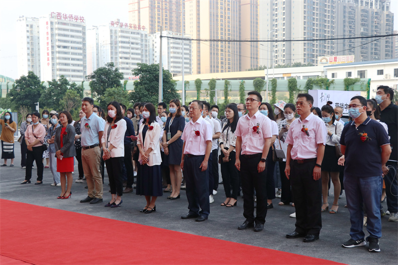 參加儀式的威寧房地產(chǎn)公司領(lǐng)導(dǎo).jpg