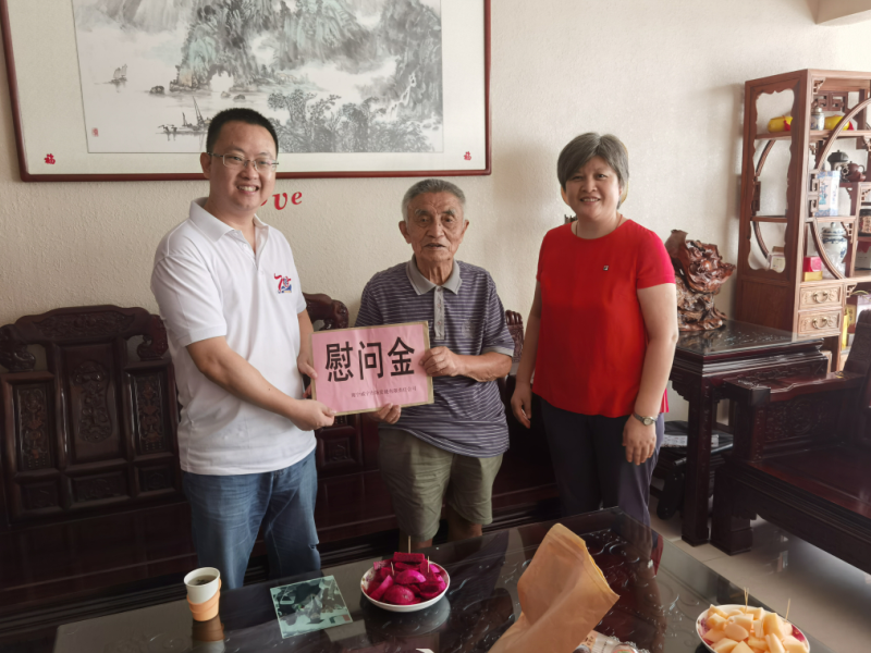 張志宏慰問(wèn)離休老干部陸義洲.png