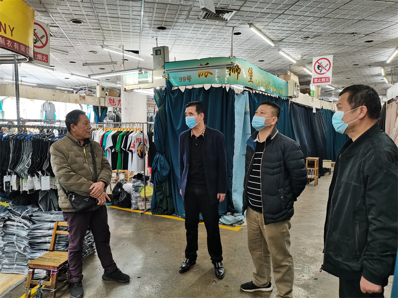 零距離傾聽商戶對商場管理服務(wù)方面的意見與建議（拍攝：陳嵐）.jpg