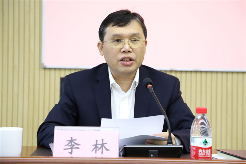 李林代表公司經(jīng)營(yíng)班子作年度工作報(bào)告（拍攝：柒紅）.jpg
