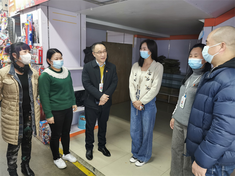 零距離傾聽商戶對商場管理服務(wù)方面的意見與建議(拍攝：豐培立）.jpg